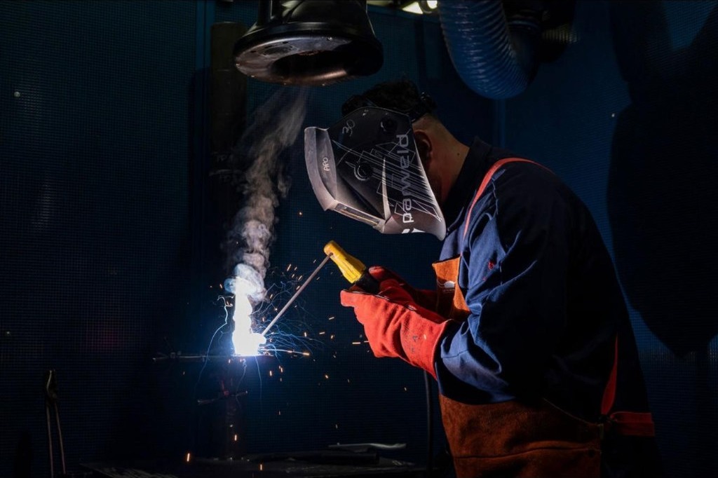 Artisan SteelWeld réalisant une soudure dans son atelier